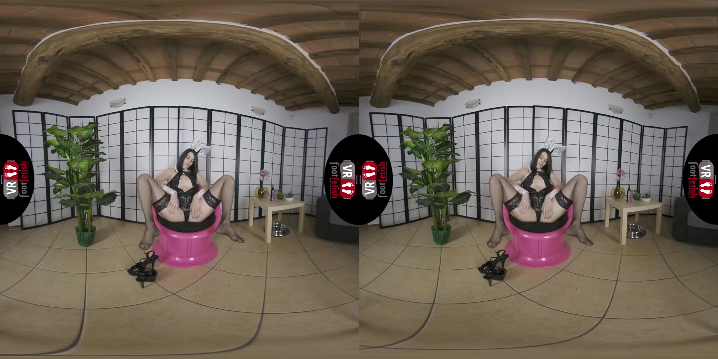 Big Ass Babe With An Amazing Ass Scarlett Enjoys Stuffing Her Dildo Deep Inside Her Shaved Muff In VR - VRFootFetish