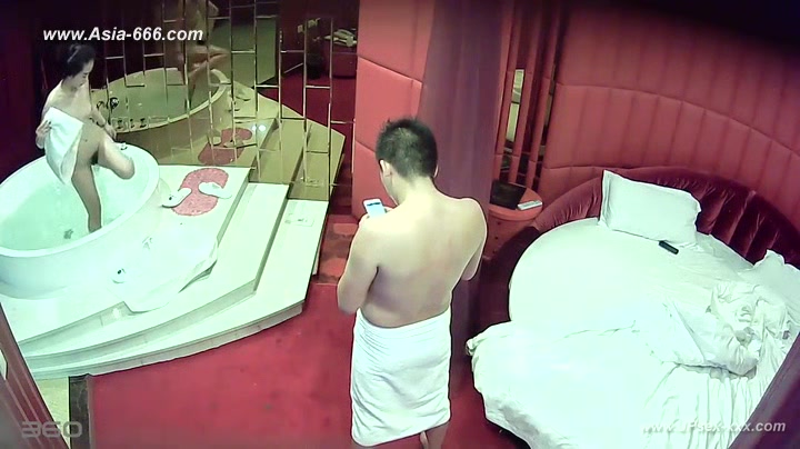 Hackers use the camera to remote monitoring of a lover's home life.218_3