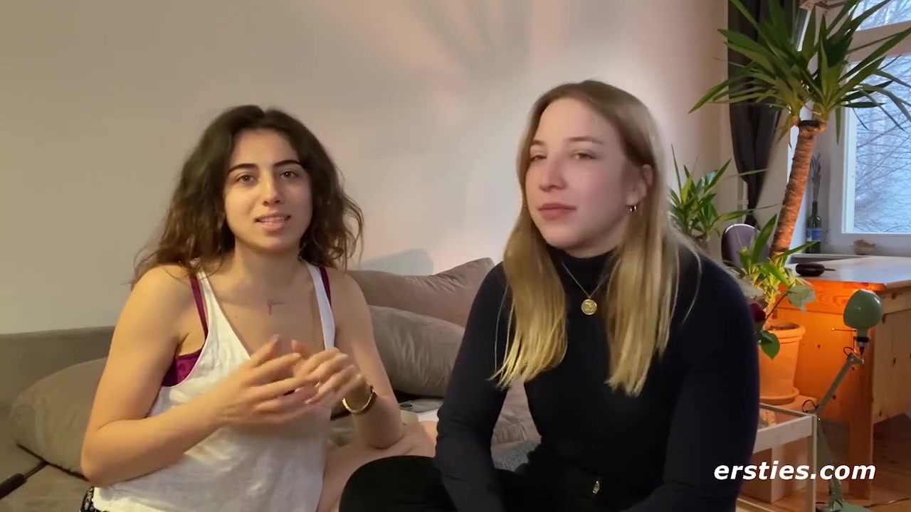 Facesitting Und Heibe Finger-action Mit Kara Und Zoe Aus Berlin