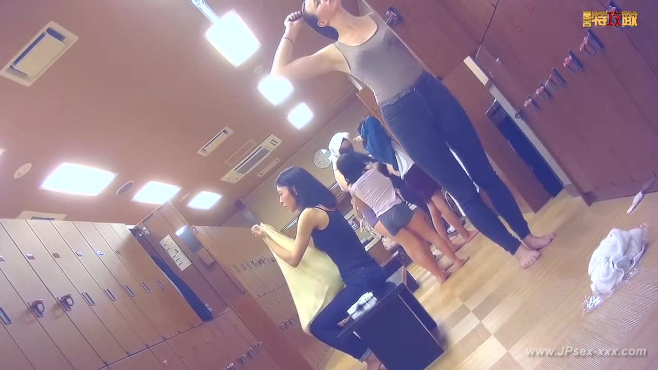 japanese public bathroom changeroom.82