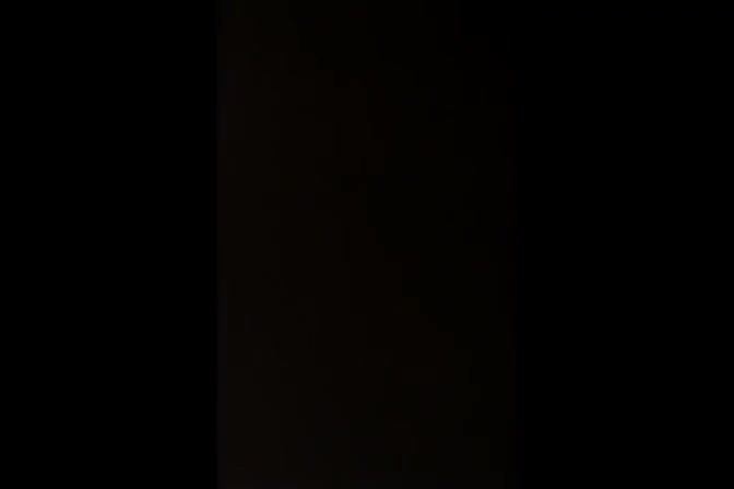 Travesti peituda sentando no consolo