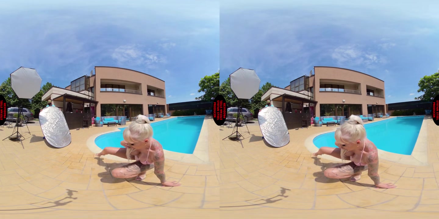 Photo Shooting With Blondie Bombshell