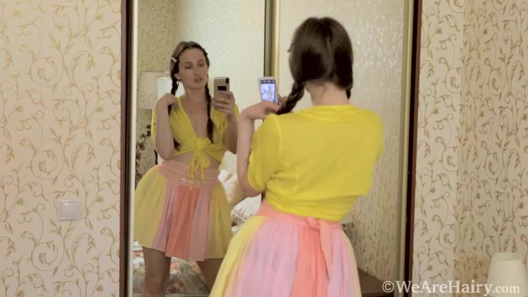 Ley Ozzy teases her yellow dress before bedtime - WeAreHairy