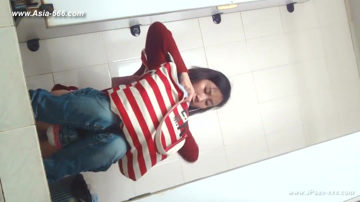 chinese girls go to toilet.125