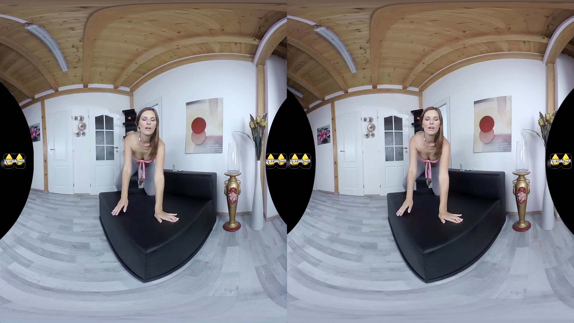 Jennifer Jane in The Golden One - VirtualPee