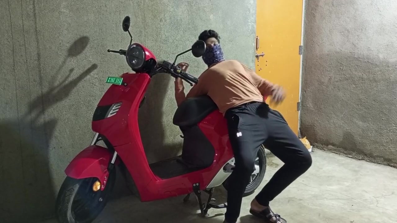 Shemale Dances On Electric Scooter In Her Own Home And Gets Her Ass Fucked By Her Boyfriend - Bhojpuri Dance - Hindi Voice