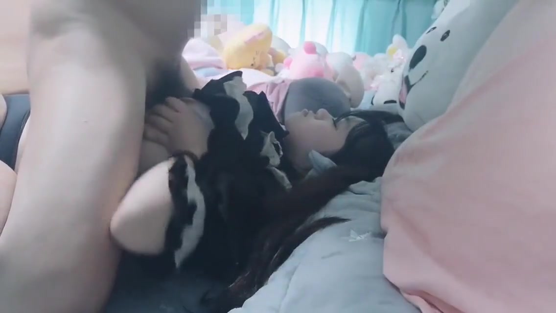 超可爱小放假一人在家，直接在她家里无套搞，这样的纸还有很多，看视频开头介绍可约。 6 Min