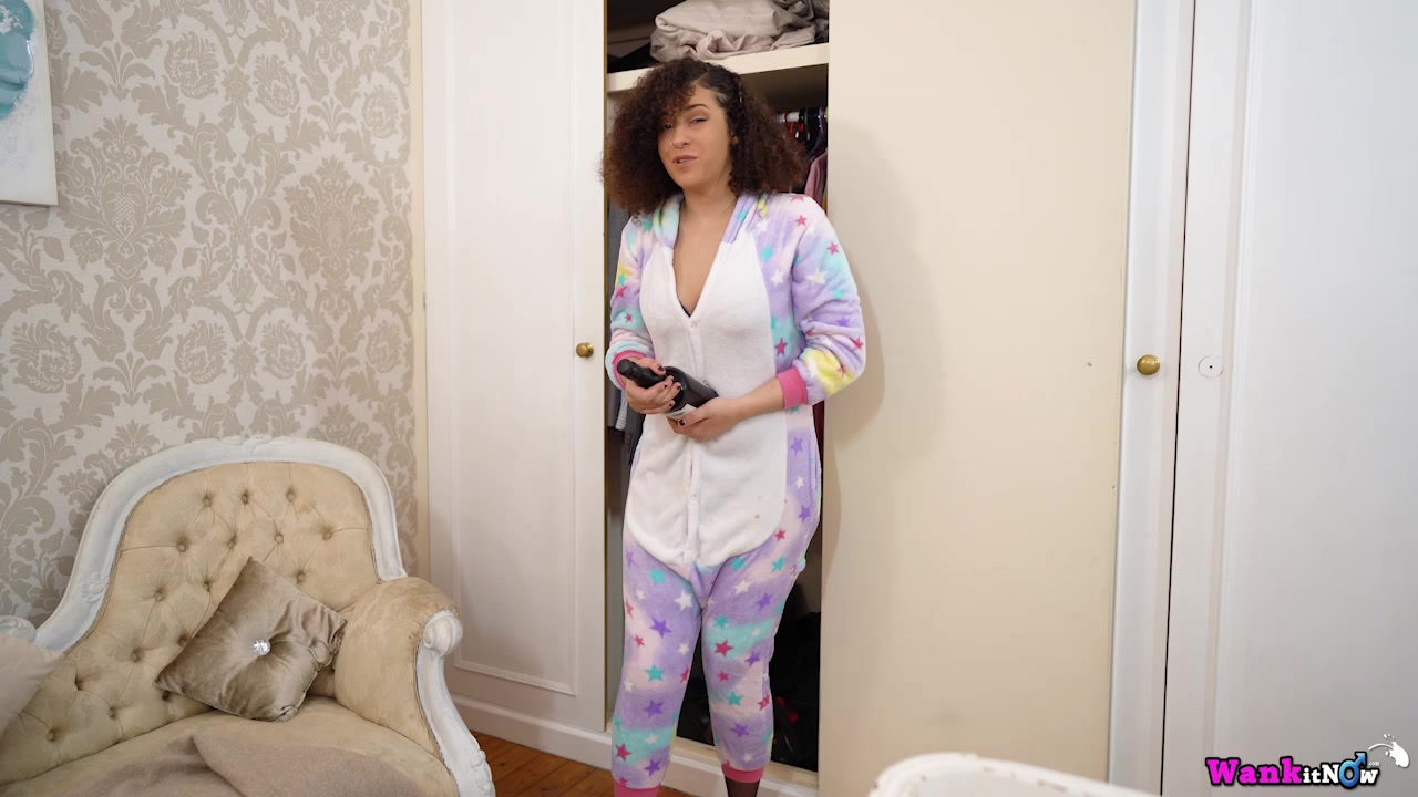 Amiya Dreams - Help You Out - Sexy Videos - WankitNow
