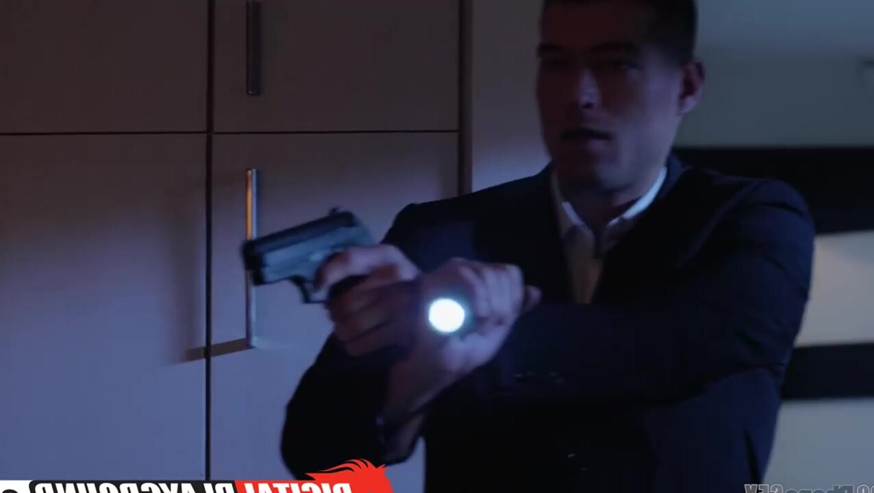 brave detective protects a juicy babe even in her bed