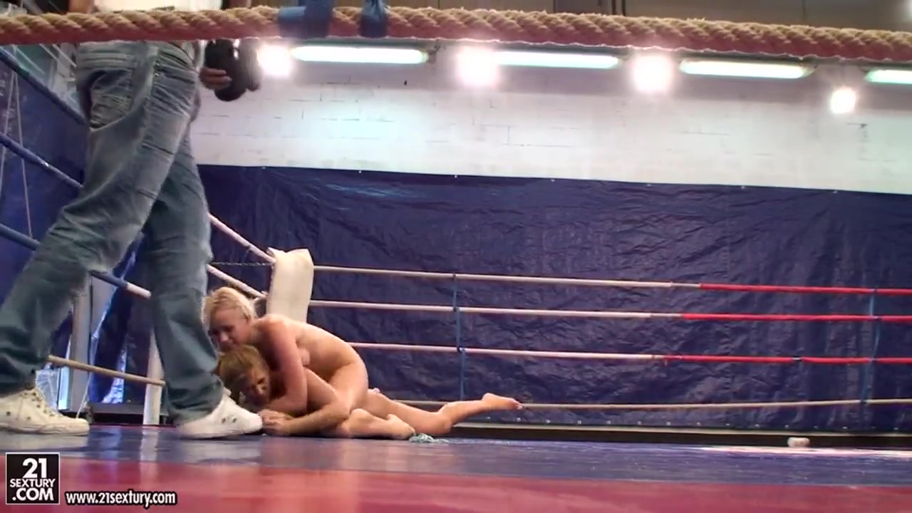 Sexy girlfriends Linda Ray and Lioness are hunters for pleasure at the ring