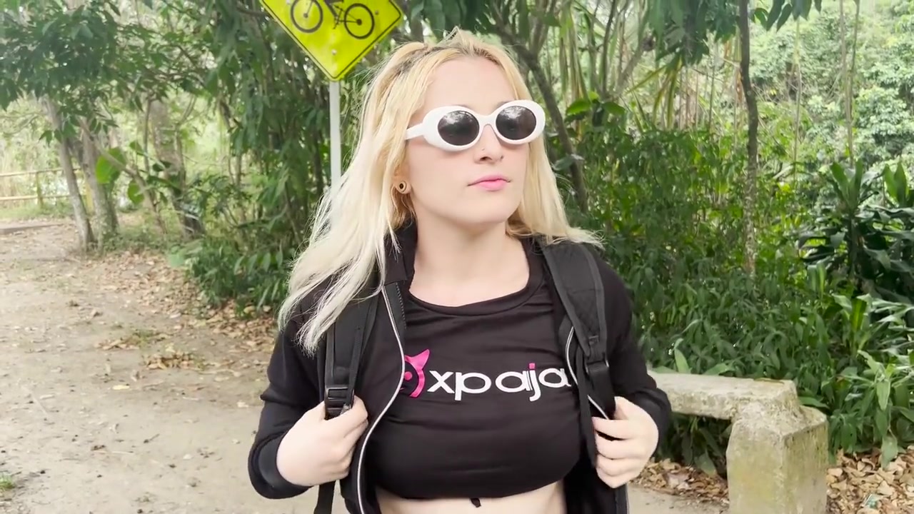 Hermosa Rubia Perdida Es Llevada A Casa De Extrano