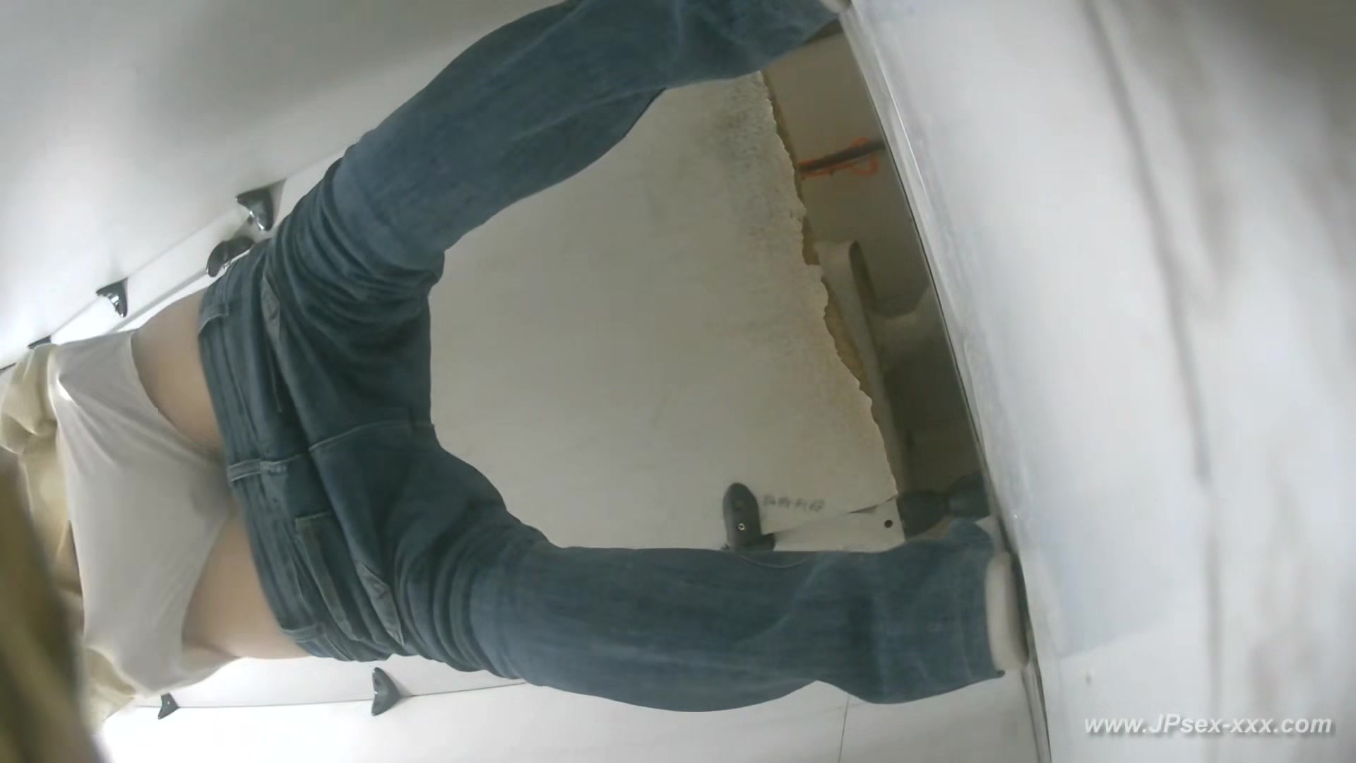 chinese girls go to toilet.567