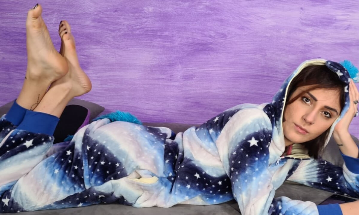Stunning Aradia In A One-Piece Hooded Pajama And Purple Slippers - VRFootFetish