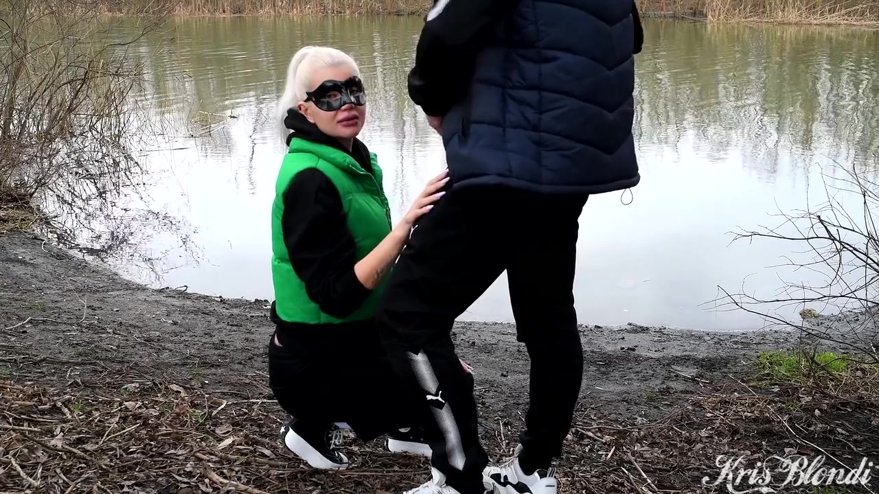 Blowjob In A Public Place On The Bank Of The River And Cum In The Mouth And On The Face