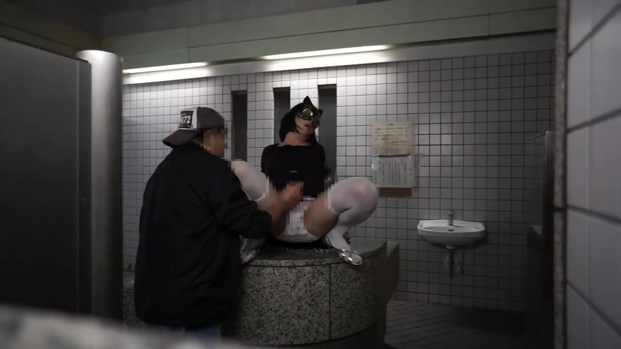 Japanese Crossdresser Handjob