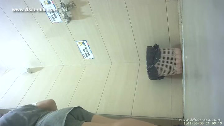 chinese girls go to toilet.102