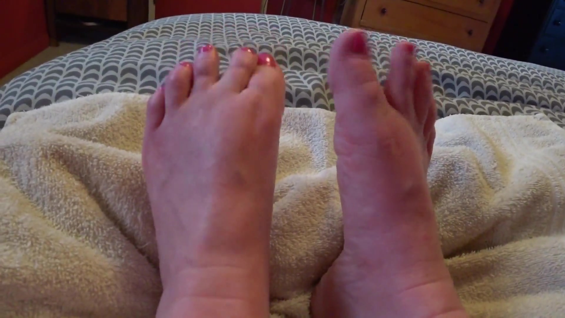 Mesmerised By My Pretty Pink Toes - TacAmateurs
