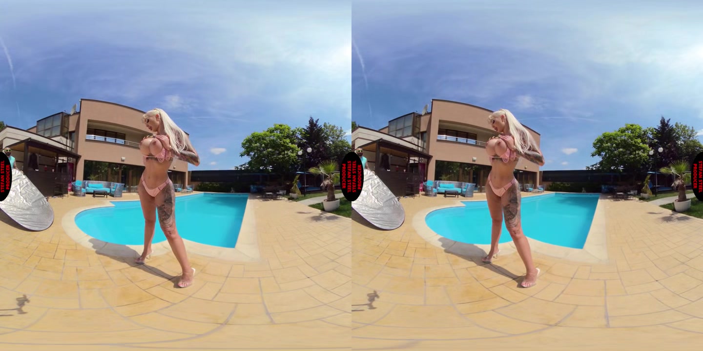 Photo Shooting With Blondie Bombshell