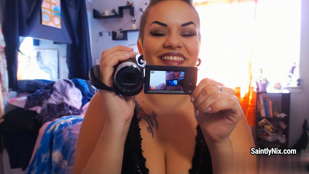 Booty chick Saintly Nix with cropped hair records her first video