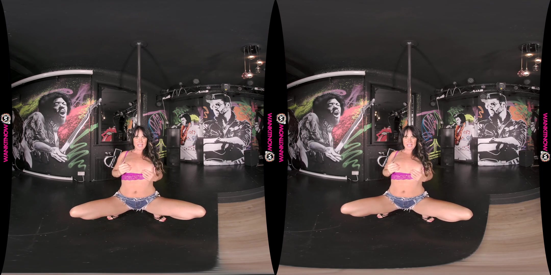 Front Row Seats - Jean Shorts Solo Model Striptease