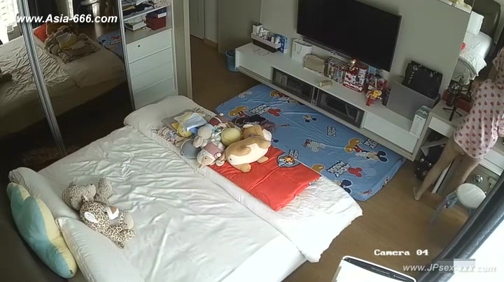 Hackers use the camera to remote monitoring of a lover's home ***