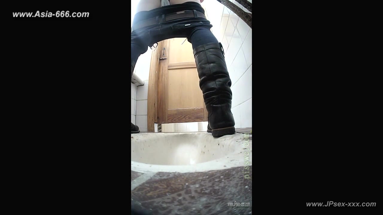 peeping blondes go to toilet.71