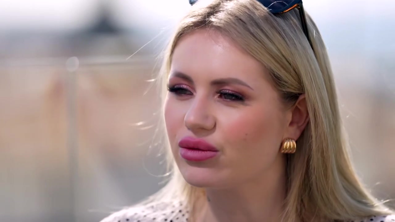 Sally, 35, is very busy! - Jacquie et Michel TV