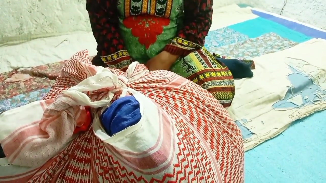 Purany Kapry Beachney Wali Ko Choda A Clothes Seller Came To My House I Lured Her And Fucked Her Ass