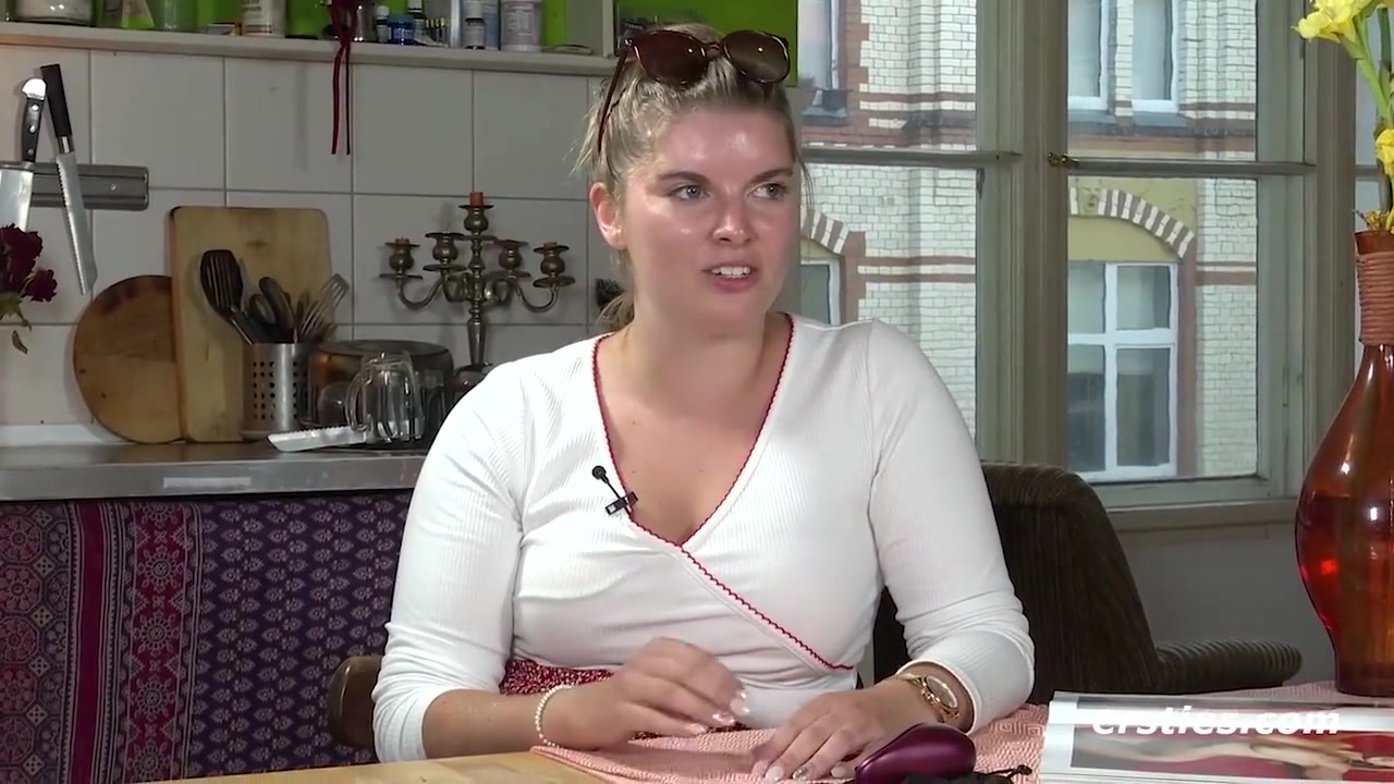 Blonde Halb-danin Natascha Fingert Sich Doggy Auf Dem Kuchentisch
