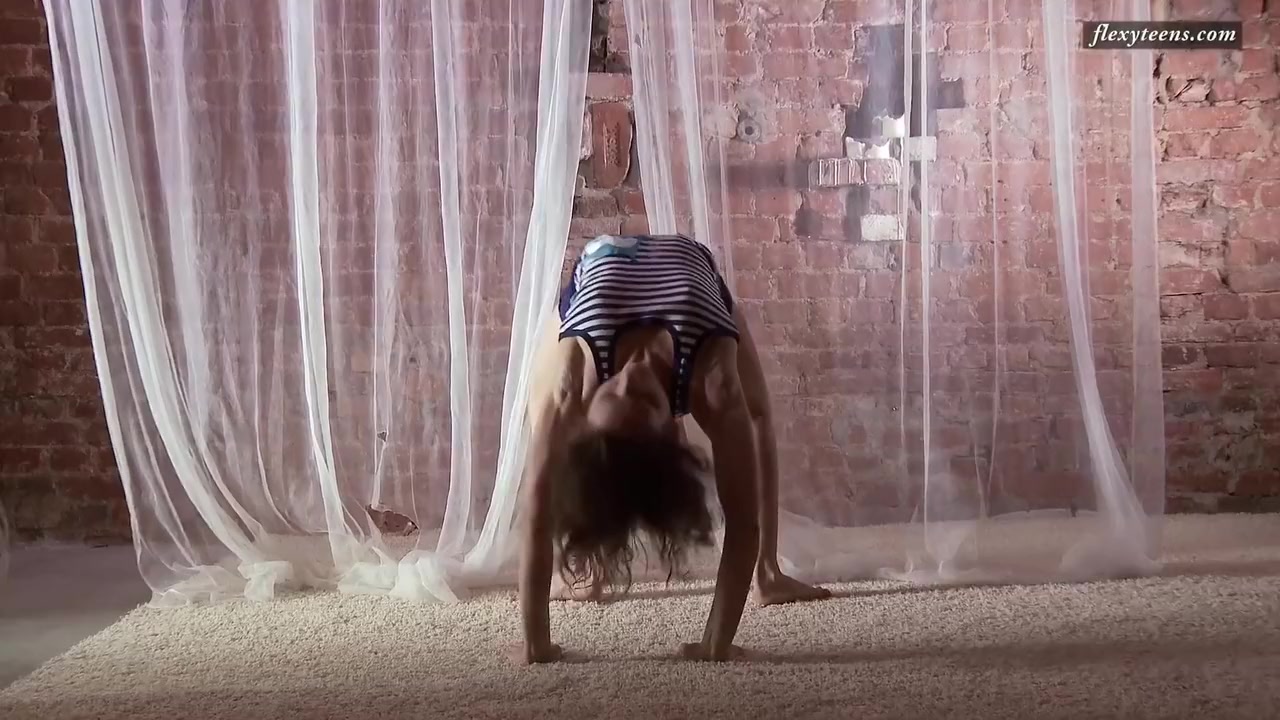 Incredible Tight Ass Small Tits Flexibility With Razdery Noga