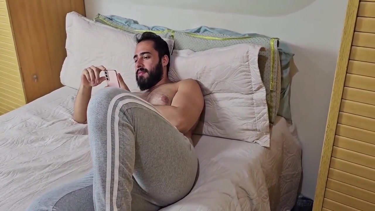 Leo Skull - Suzie Slut In Friend Waiting For Dinner In Bed