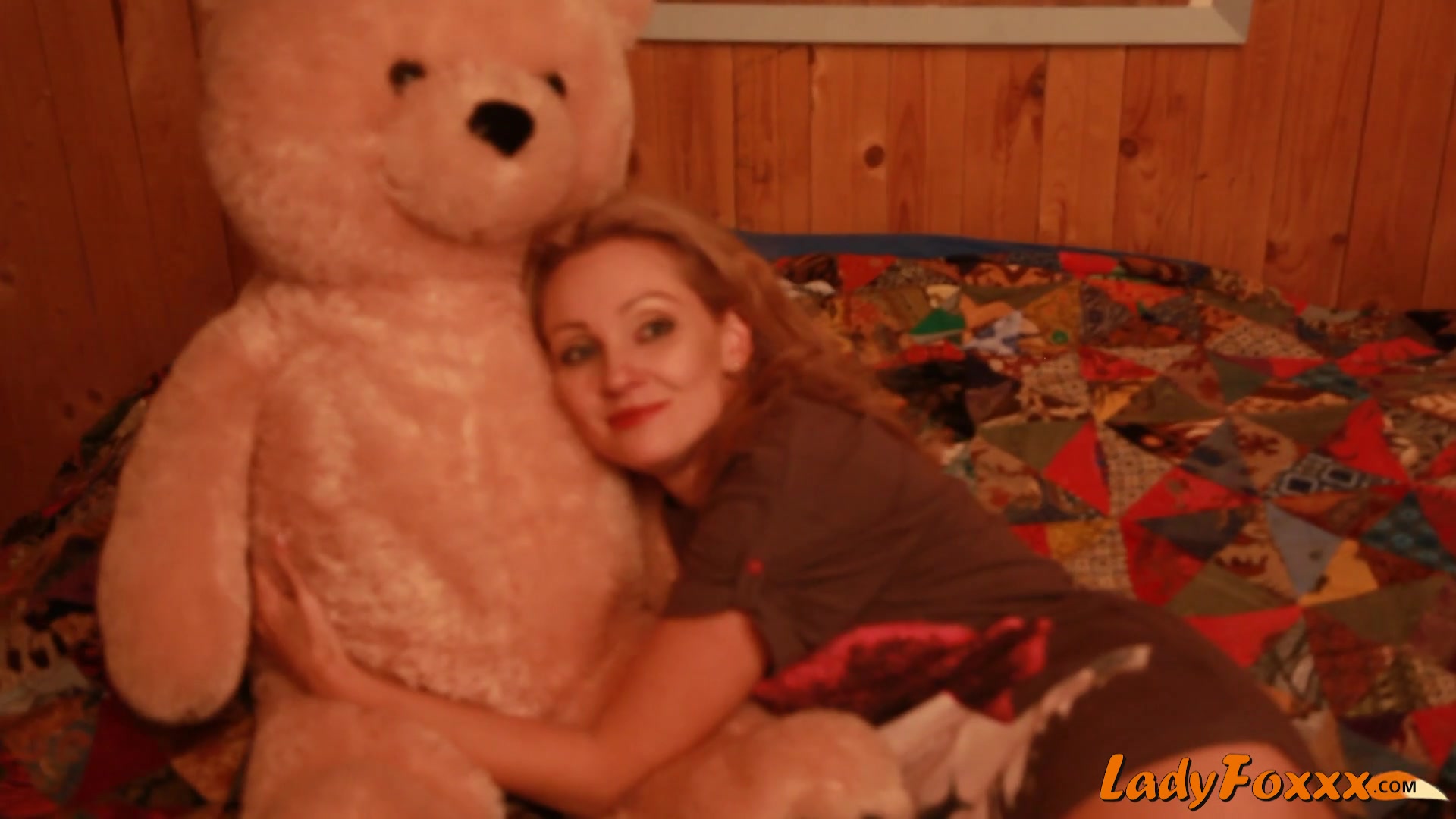 Lisa Fox And Polar Bear - Ladyfoxxx