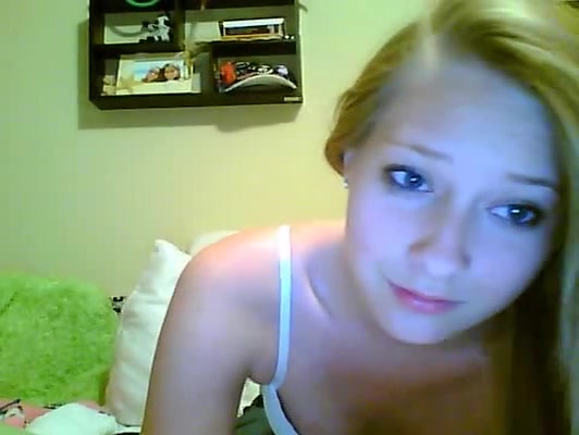 Young blonde babe shoves three fingers at time