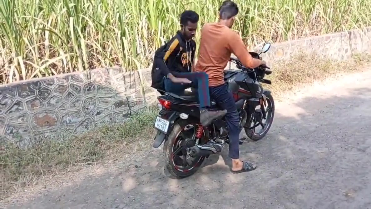 Indian Threesome Gay - A Unique Story Of A Boy And An Unknown Man Who Took His Bike To Go To College - Car Sex - Hindi Voice