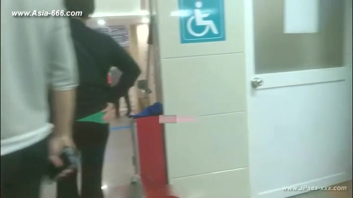 peeping chinese woman to go to the hospital for an injection.1