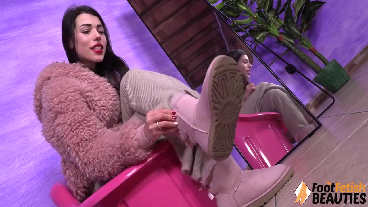 Stunning Petra Takes Off Her Ugg Boots And Seduces You With Her Feet