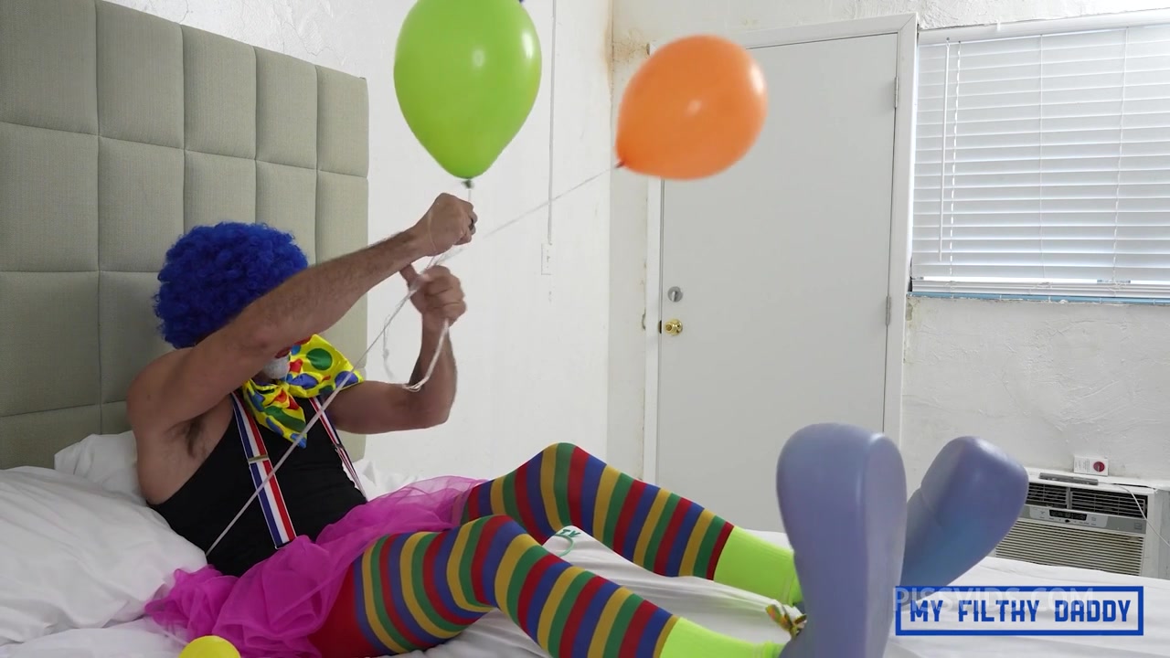 Kinko the Clown has a pee party with lil Amy - PissVids