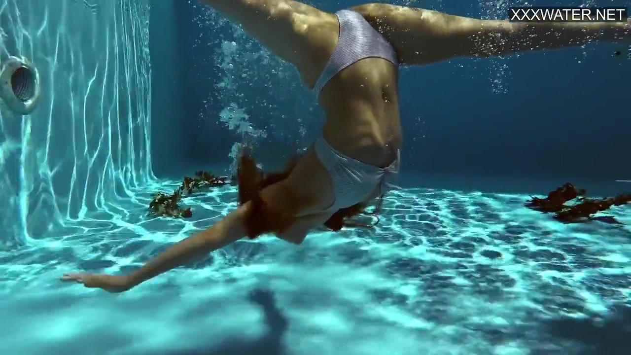 Mia Split - Russian Gymnast Swimming