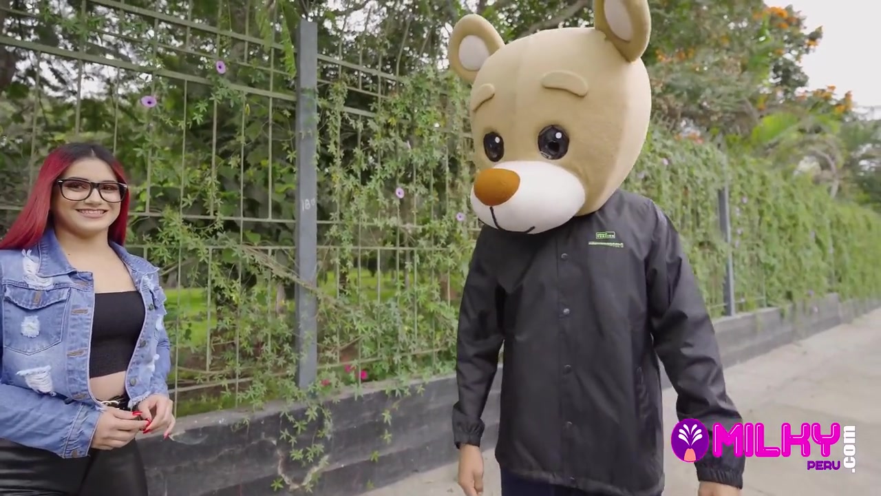 Rosario Is Horny In The Street And Ends Up Fucking The Milky Bear