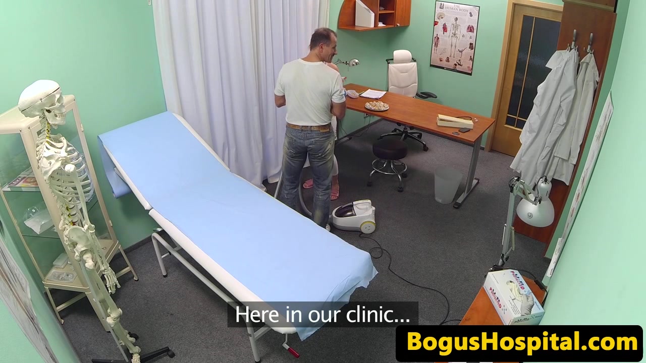 Doctor pussypounds nurse in threeway