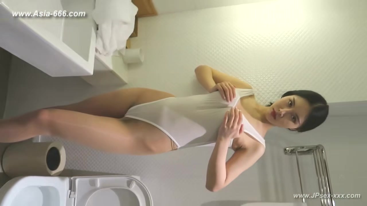 chinese model posing nude.114