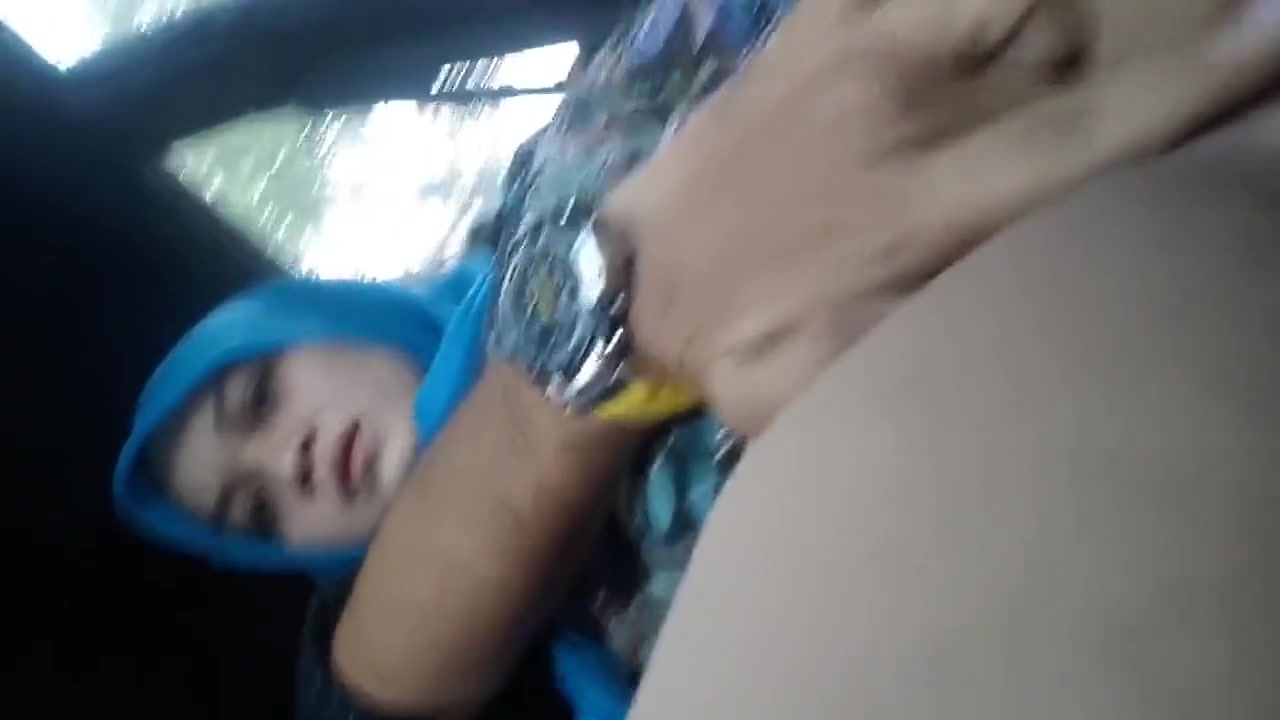Fingering Hijab Girlfriend In The Car