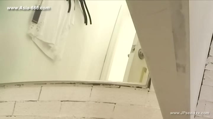 peeping asian changeroom.1