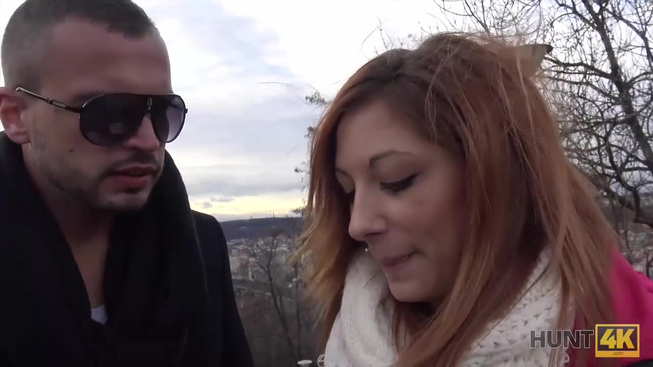HUNT4K. Jenifer Red spreizt ihre Beine und wird gegen Geld verschraubt