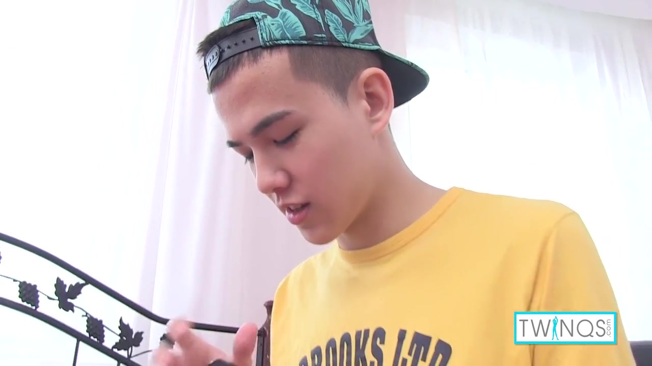 Adorable Xander Masturbates His Tight Anus & Dick During Solo Performance!