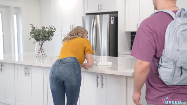Stepmoms Hot Vacation Plans - S4:E7 - Momlover