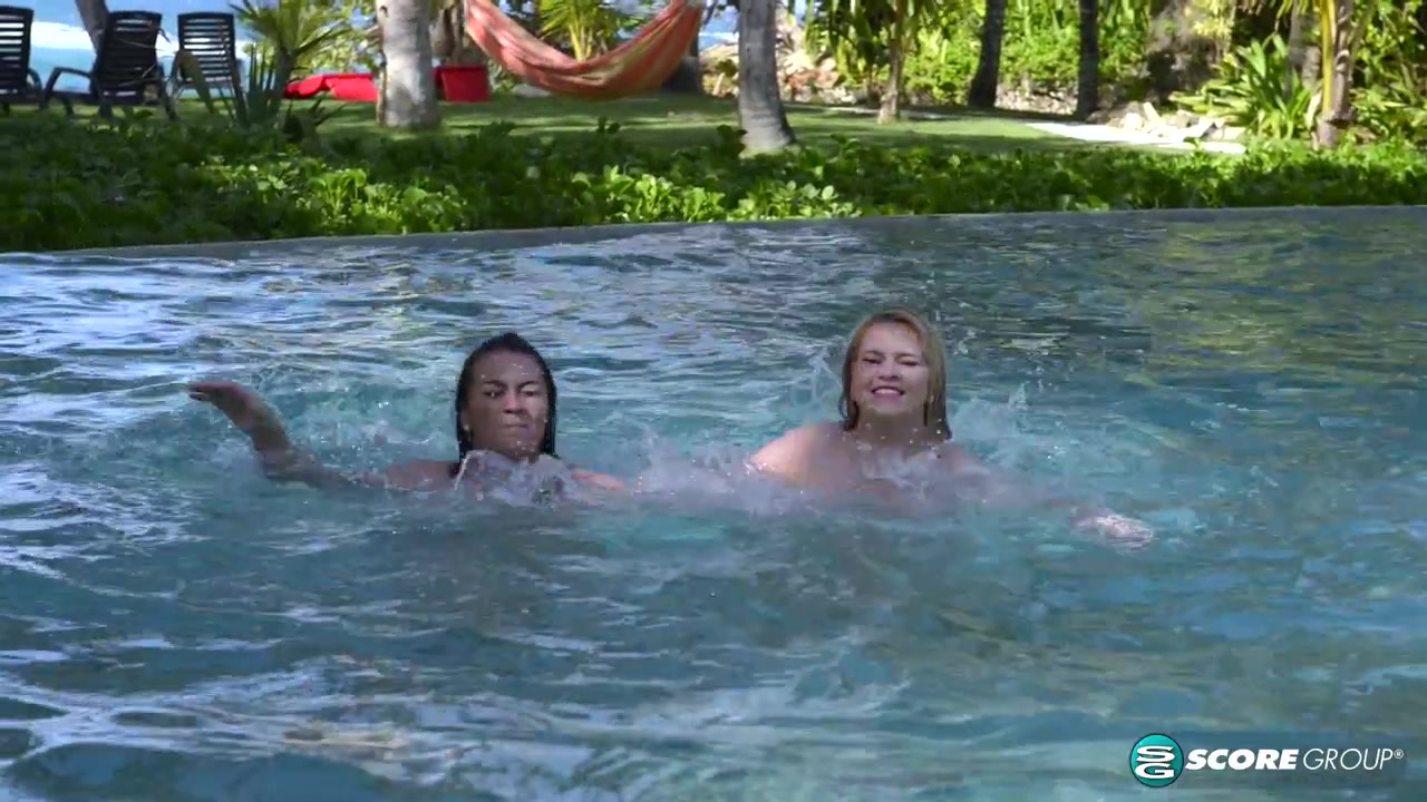 Big Boobs Underwater - ScoreLand
