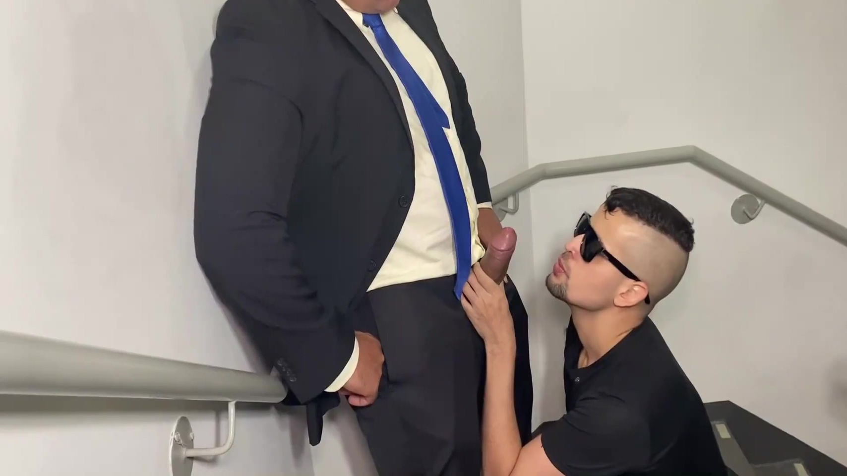 Nerd Lolzeiro And Yuri Gaucho In Fodendo O Puto Do Aplicativo De Pegacao - Sexo Gay Na Escada De Incendio - Urso Dotado Fodendo Nerd Jogador De Lol