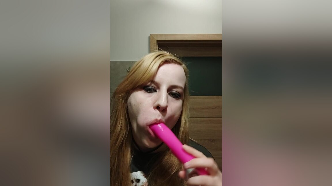 Saliva And Mouth Play - Kinky Amy