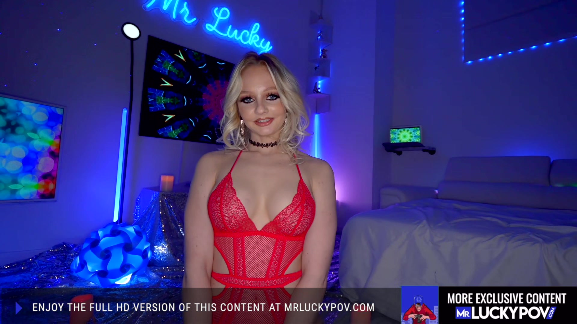 Blonde Babe With Butt Plug Gets Creampie
